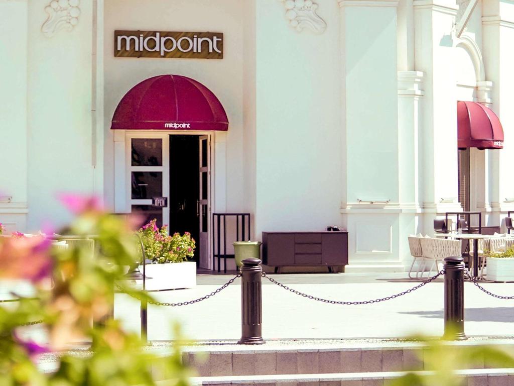 Midpoint ieeja pie viesnīcas The Land of Legends Kingdom Hotel.