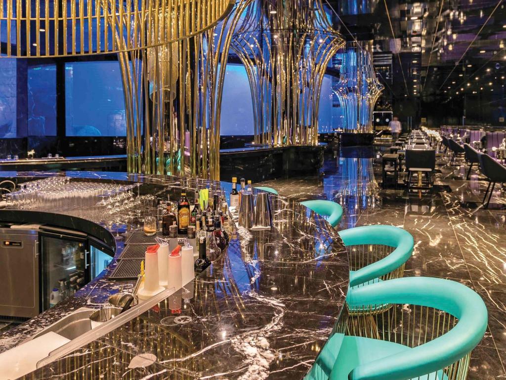 Moderns bārs ar marmora virsmu un stilīgām mēbelēm The Land of Legends Kingdom Hotel