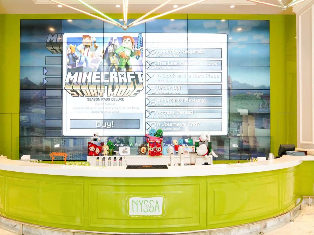 Reģistratūra The Land of Legends Kingdom Hotel ar Minecraft spēles ekrānu.