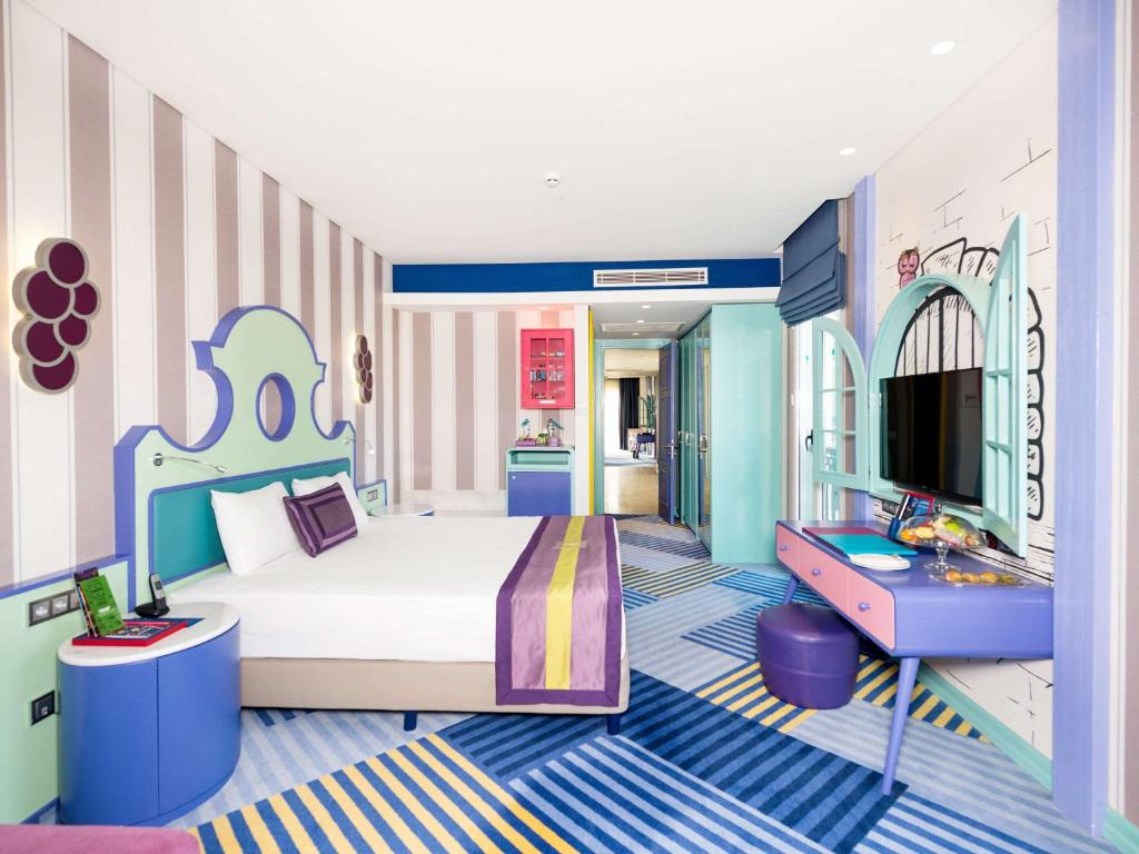 Krāsains numurs viesnīcā The Land of Legends Kingdom Hotel ar modernu dizainu.