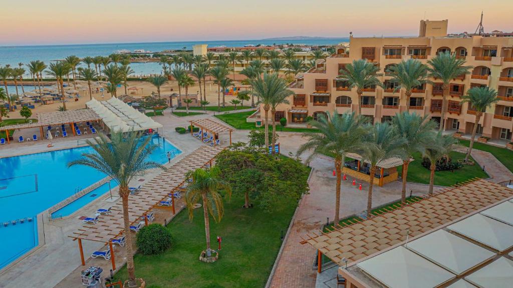 Continental Hotel Hurghada viesnīcas baseins un pludmale piekrastē