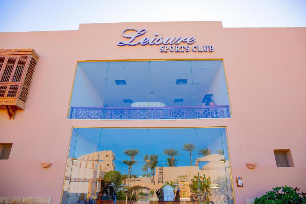 Leisure Sports Club pie Continental Hotel Hurghada ar stikla fasādi.