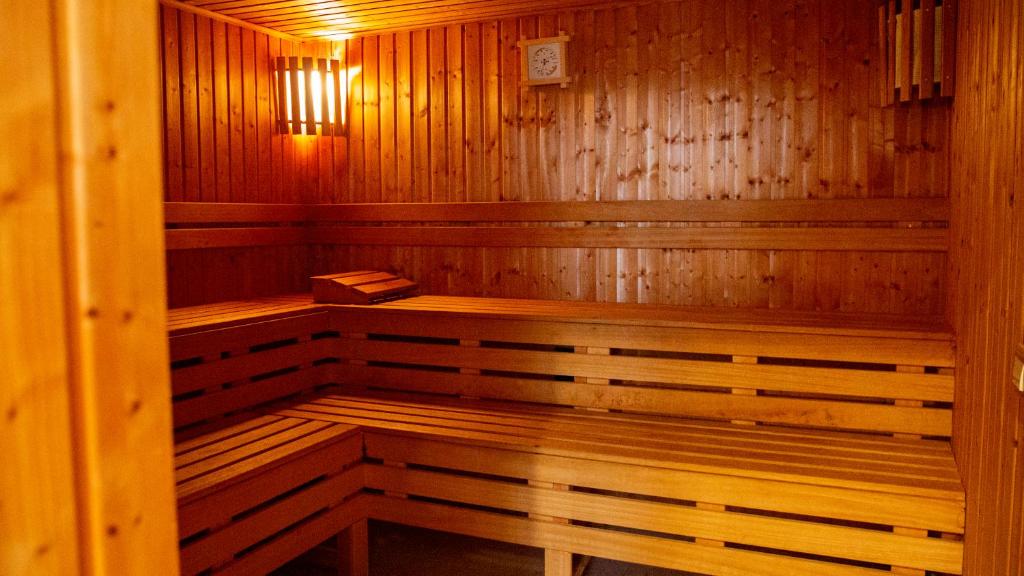 Sauna Continental Hotel Hurghada ar koka sēdvietām un siltu apgaismojumu.