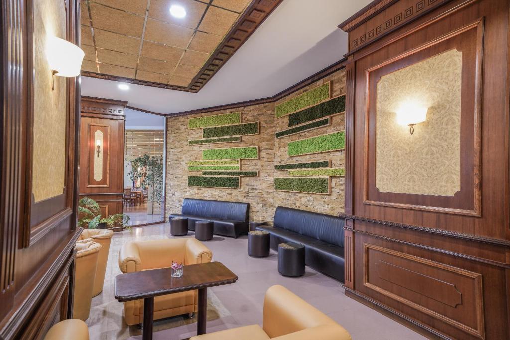 Mūsdienīga atpūtas zona ar koka apdari, ērtiem dīvāniem un akmens sienām, kas rotātelts ar zaļām augu kompozīcijām. Ideāla vieta relaksācijai un socializācijai.