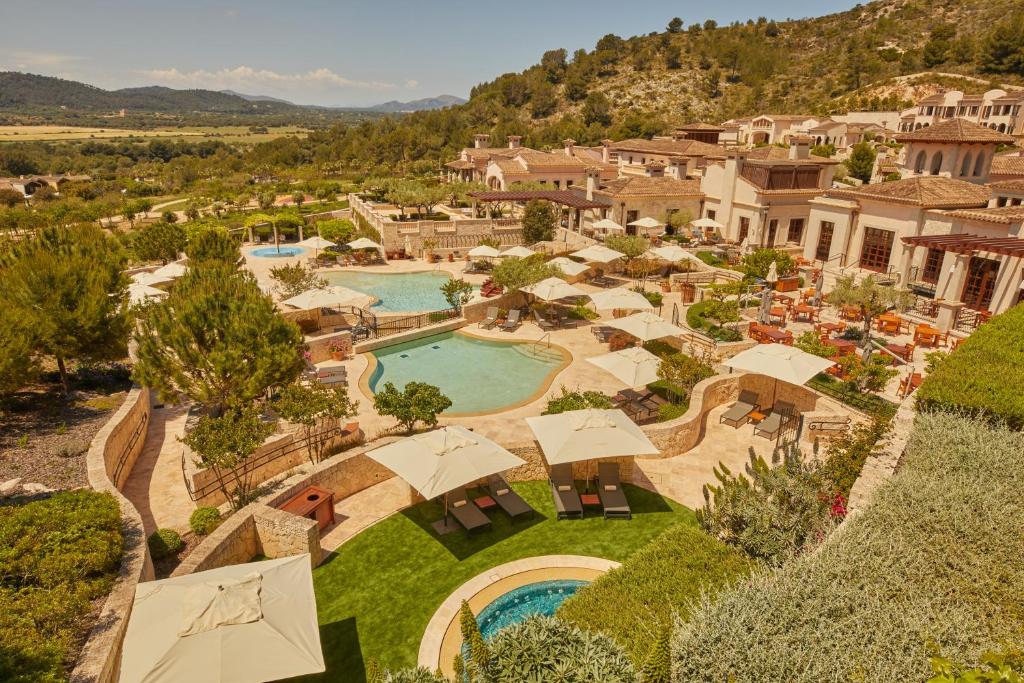 Viesnīcas komplekss ar baseiniem un sauļošanās zonām, kas ieskauts zaļiem dārziem un kalnu ainavām. Relaksējoša atmosfēra un elegantas atpūtas iespējas.