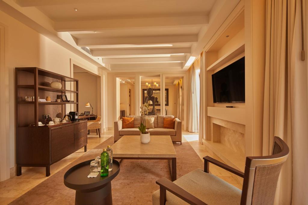 Mūsdienīgs viesnīcas numurs ar elegantām mēbelēm, plašu dzīvojamo telpu un gaismu caurplūstošām logu aizkariem. Interjerā ir iekļauti dabīgi toņi un stilīgas dekorācijas.