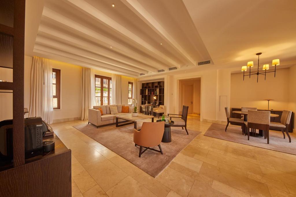 Mūsdienīgs un plašs viesistabas interjers ar gaišām krāsām, ērtu dīvānu un ēdamgalds. Lieliski apgaismots ar dabisko gaismu, radot patīkamu atmosfēru.