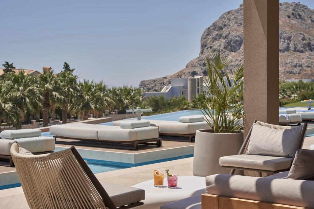 Atpūtas zona pie Atlantica Imperial Resort ar baseinu un kokteiļiem