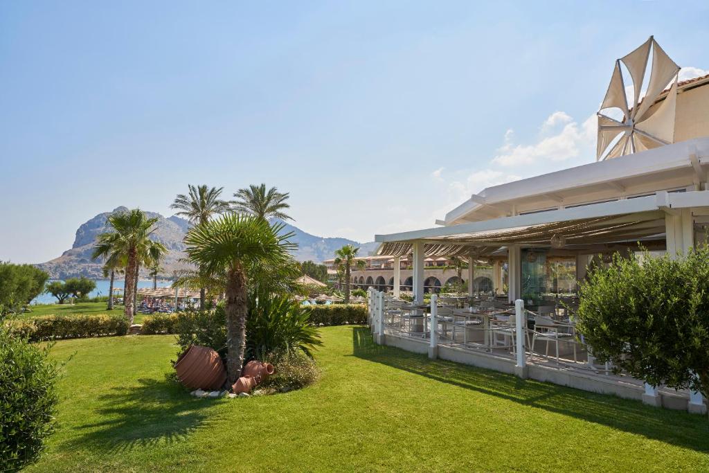 Pusdienotājs pie Atlantica Imperial Resort ar skatu uz kalniem un dārzu.