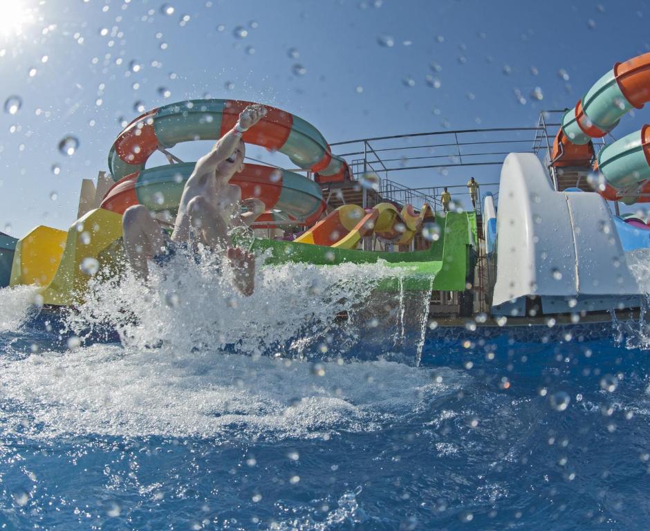 Bērns slidinās no ūdens slidkalniņa SUNRISE Royal Makadi Resort.