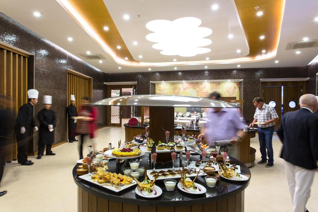 Viesnīcas Michell Hotel & Spa bufetes galda piedāvājums ar dažādiem ēdieniem.