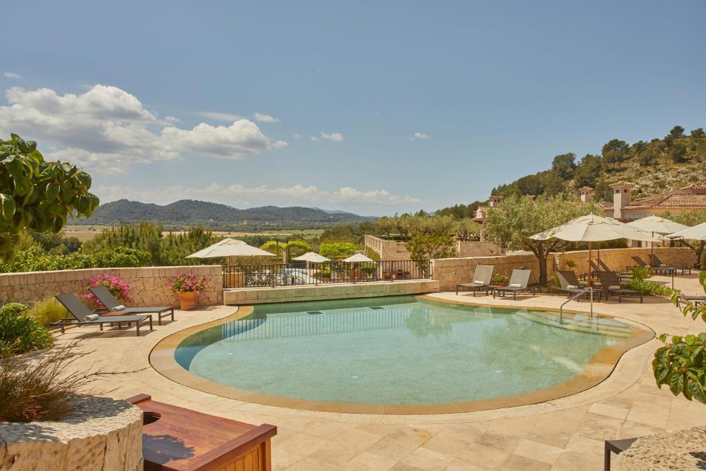 Peldbaseins ar saulessargiem un kalnu ainavu. Ideāla vieta atpūtai un relaksācijai.