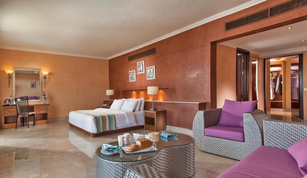 Moderns numurs Xperience Sea Breeze Resort ar ērtu gultu un atpūtas zonas