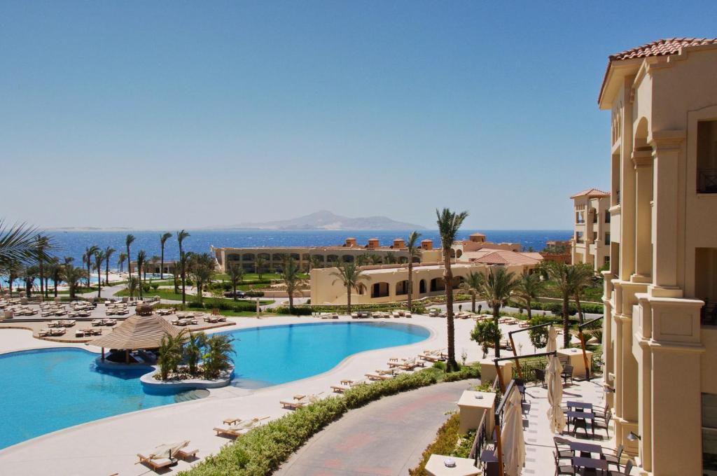 Skats uz baseinu un jūru Cleopatra Luxury Resort