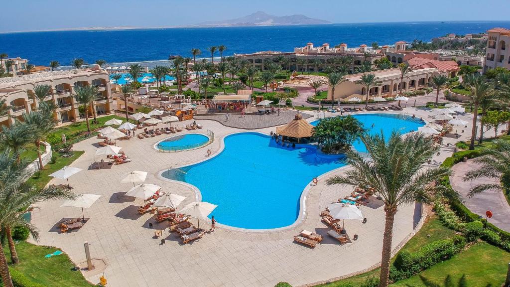 Skats uz baseinu un viesnīcu pie Cleopatra Luxury Resort