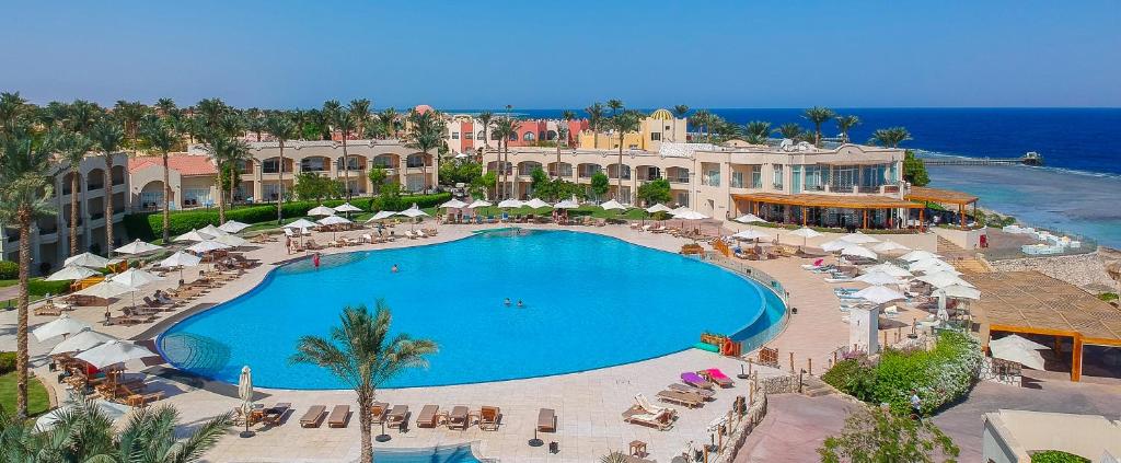 Lielais baseins un viesnīca Cleopatra Luxury Resort piekrastē