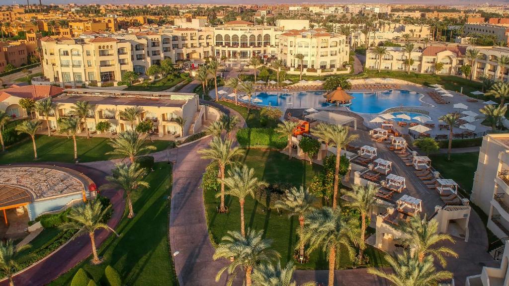 Skats uz Cleopatra Luxury Resort un peldbaseinu piekrastē