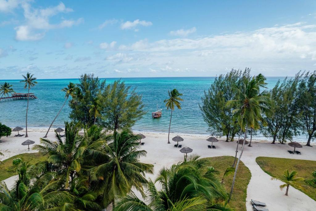 Pludmale pie The Residence Zanzibar ar palmu kokiem un skatu uz okeānu