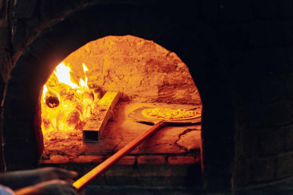 Pica cepas tradicionālā malkas krāsnī The Residence Zanzibar.