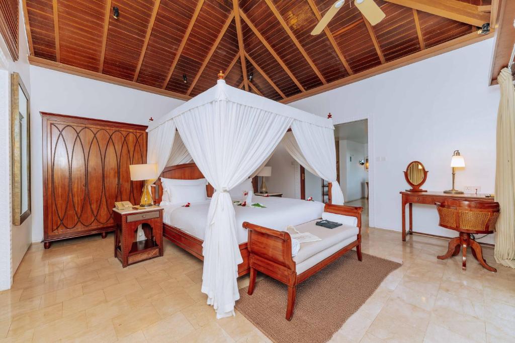 Grezns numurs ar baldahīna gultu The Residence Zanzibar.