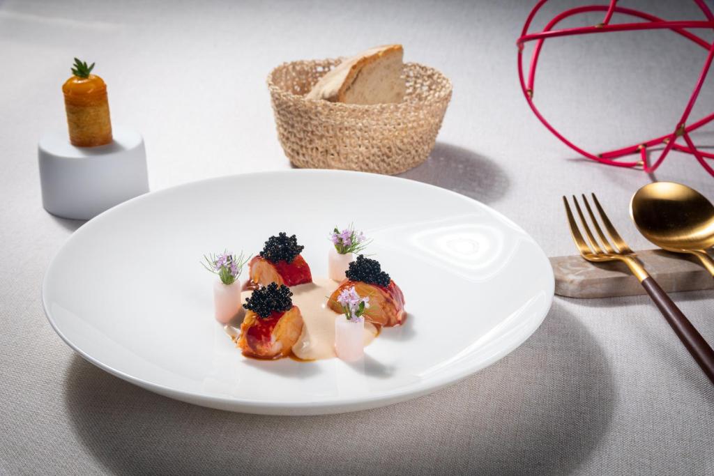 Eleganta šķība ar delikātiem jūras produktiem, ziediem un ikriem, apkalpota ar maizīti un dārzeņu uzkodu. Ideāla gourmet maltīte.