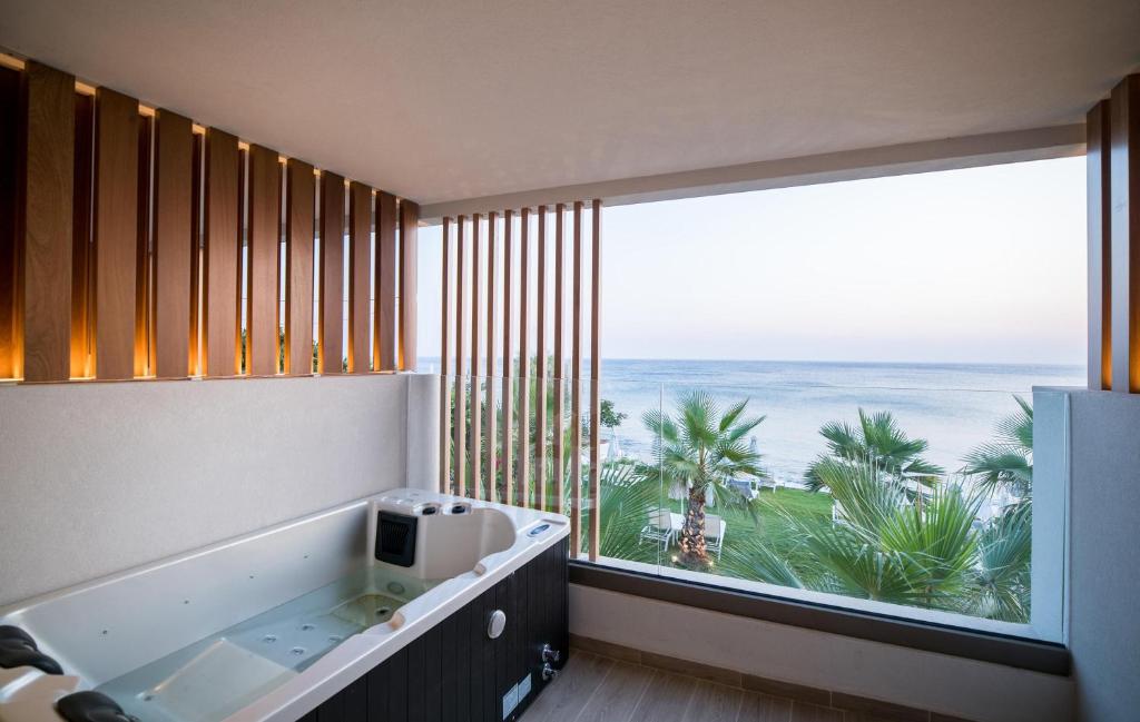 Akasha Beach Hotel & Spa numurs ar džakuzi piekrastē