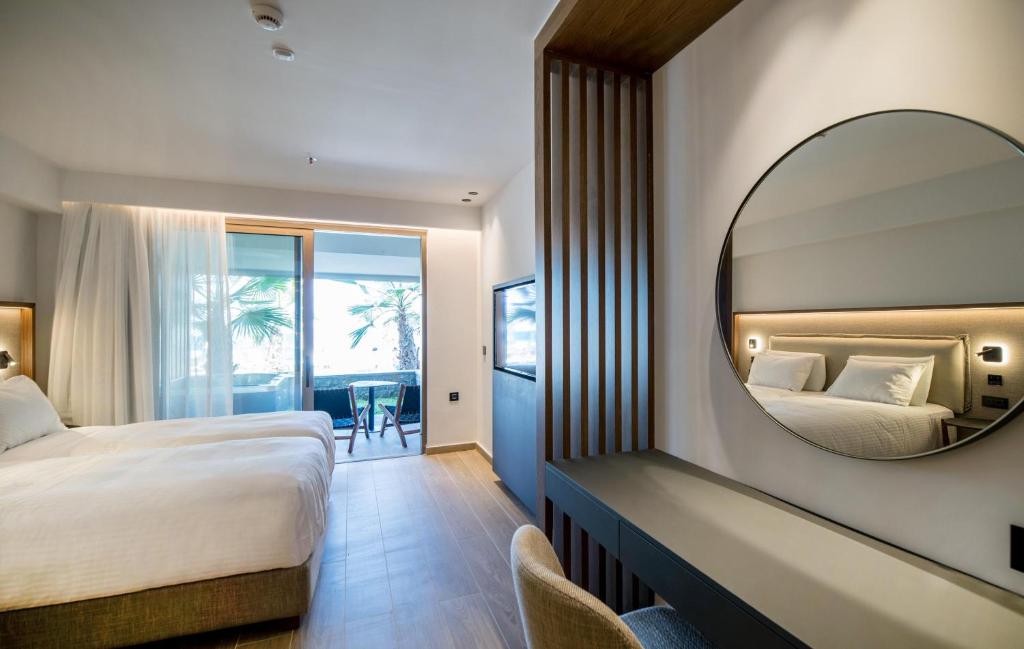 Mūsdienīgs numurs ar divām gultām Akasha Beach Hotel & Spa, skats uz piekrasti.