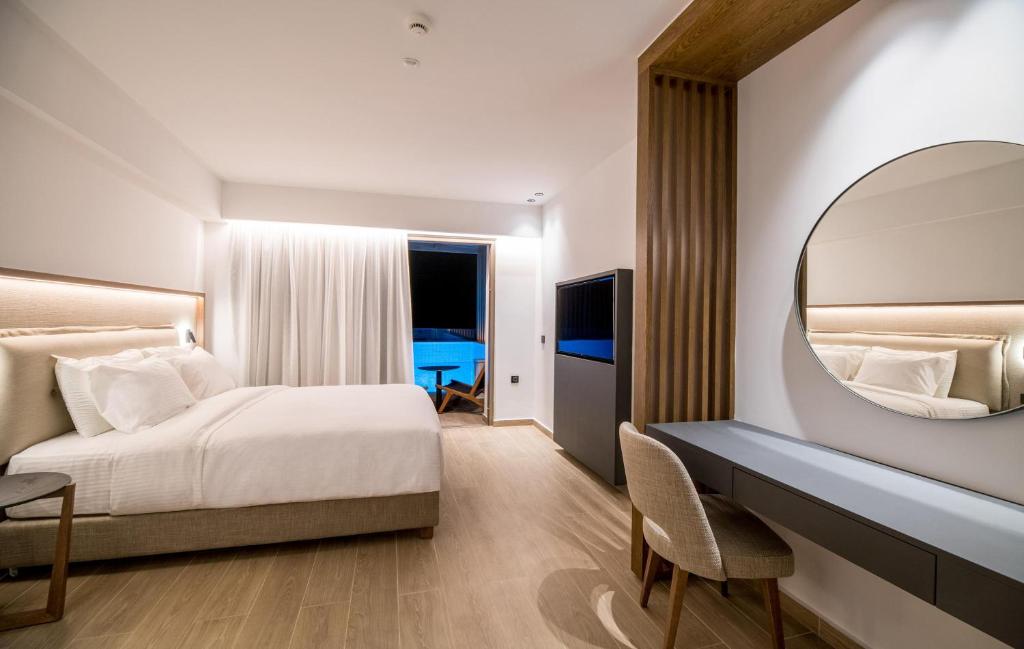 Mūsdienīgs numurs Akasha Beach Hotel & Spa ar skatu uz baseinu.