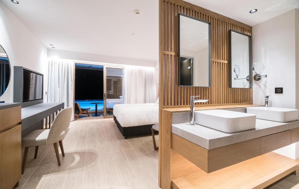 Mūsdienīgs numurs ar vannasistabu pie Akasha Beach Hotel & Spa