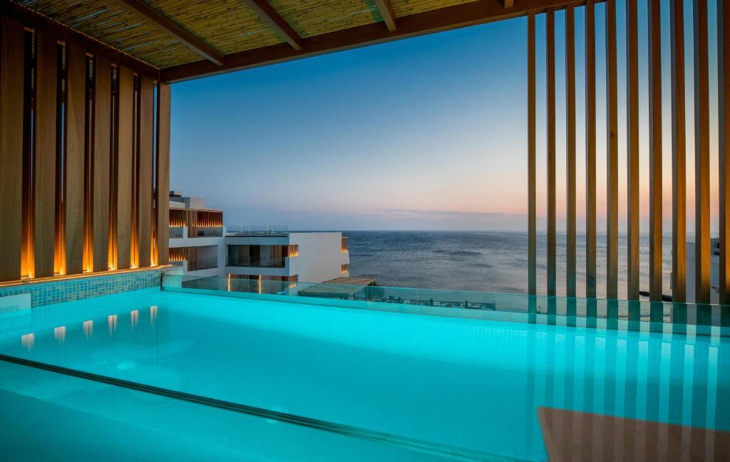 Akasha Beach Hotel & Spa baseina skats piekrastē