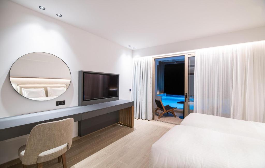 Moderns numurs ar televizoru un piekļuvi baseinam pie Akasha Beach Hotel & Spa.