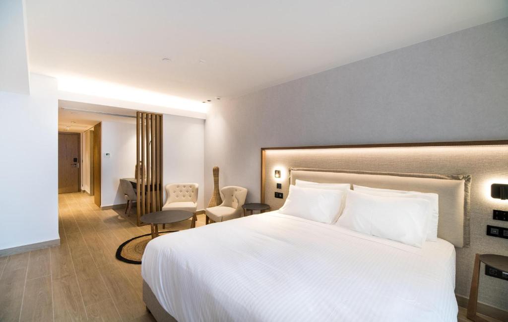 Mūsdienīgs numurs Akasha Beach Hotel & Spa ar ērtu gultu un atpūtas stūri.