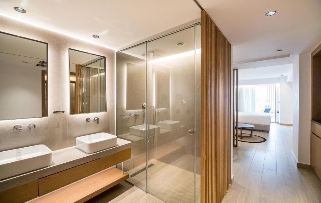 Mūsdienīgs vannasistabas dizains Akasha Beach Hotel & Spa.