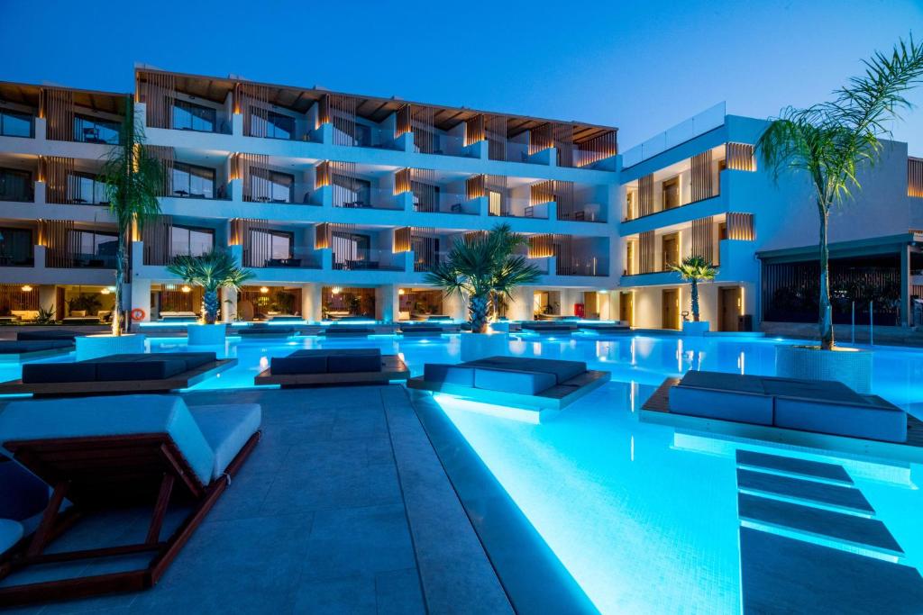 Akasha Beach Hotel & Spa baseins piekrastē, nakts ainava ar apgaismojumu.