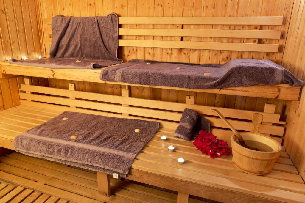 Sauna ar koka detaļām un dvieļiem Lydia Maris Resort & Spa