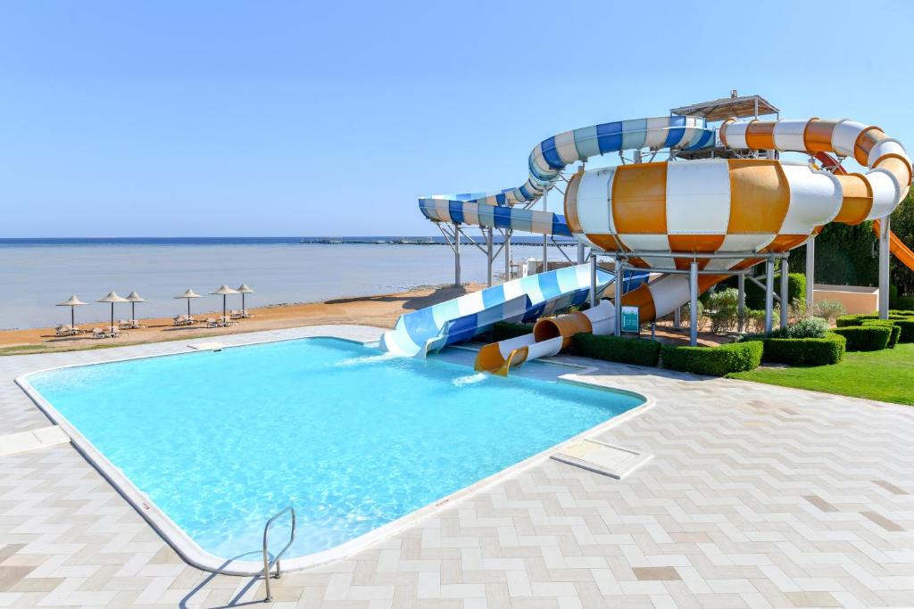 Ūdens slidkalniņš pie baseina Jaz Aquamarine Resort ar skatu uz piekrasti.