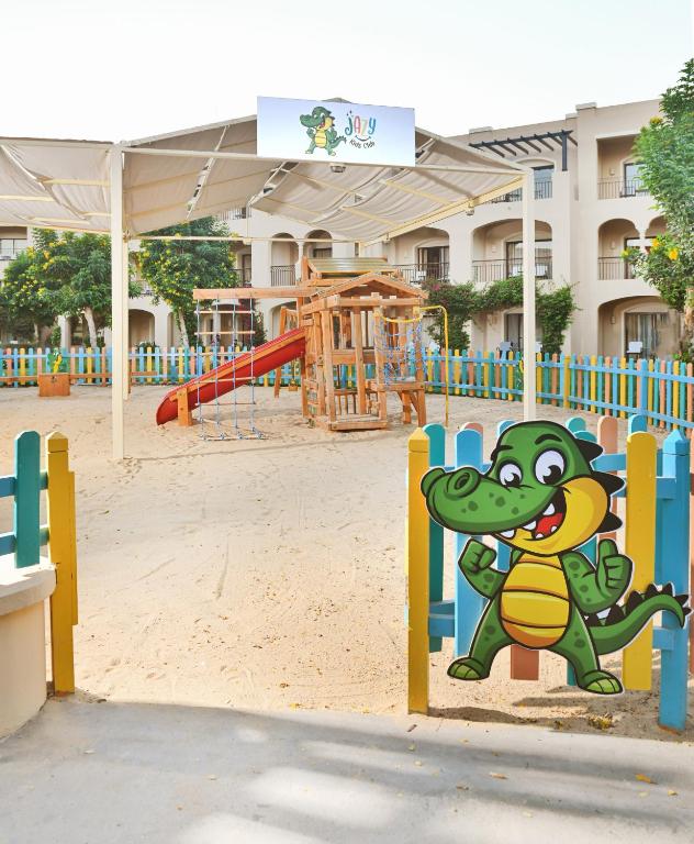 Bērnu rotaļu laukums pie Jaz Aquamarine Resort ar slide un šūpolēm.