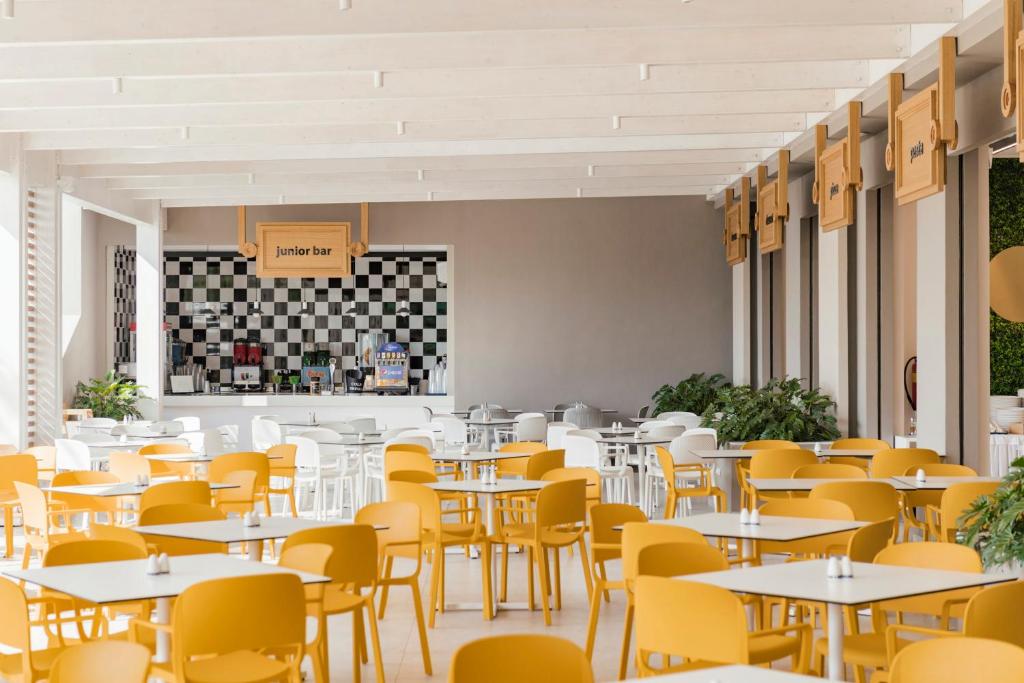 Junior bārs ar gaišām krēsliem un galdiem Esperides Beach