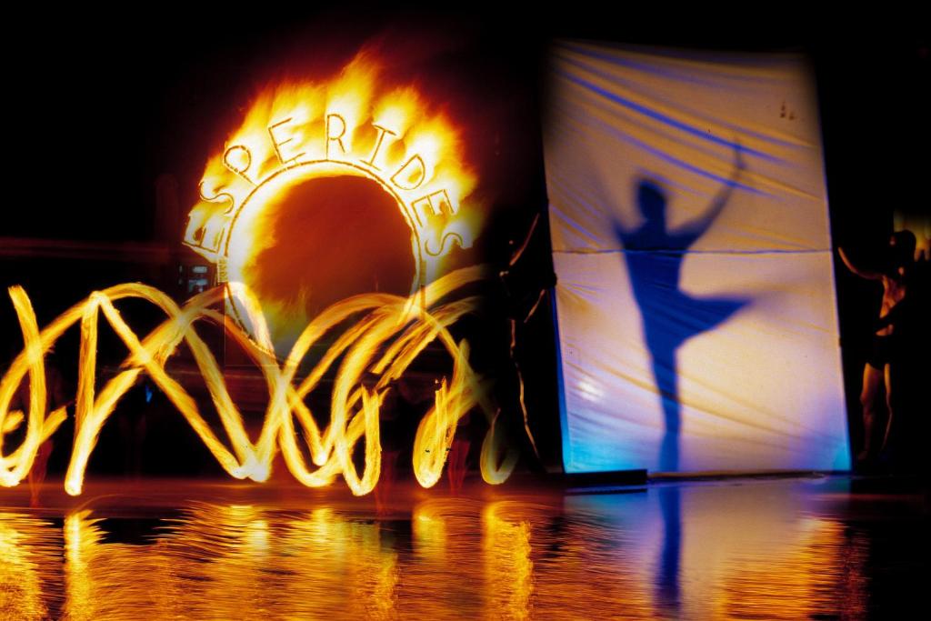 Uguns šovs pie viesnīcas Esperides Beach ar dejām un gaismas efektiem.