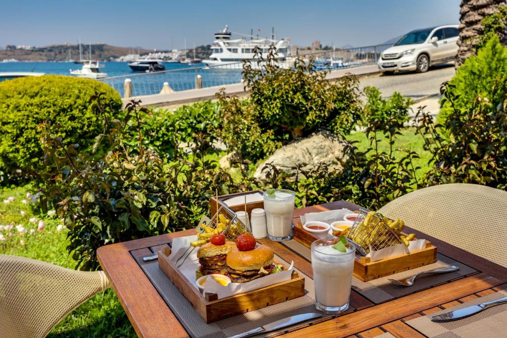 Pusdienu galda skats ar burgeriem un dzērieniem Diamond of Bodrum Hotel