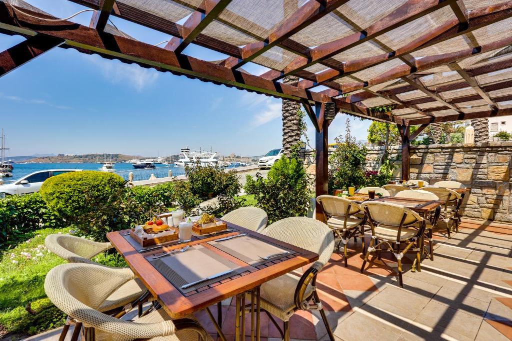 Āra ēdināšanas zona Diamond of Bodrum Hotel ar skatu uz piekrasti