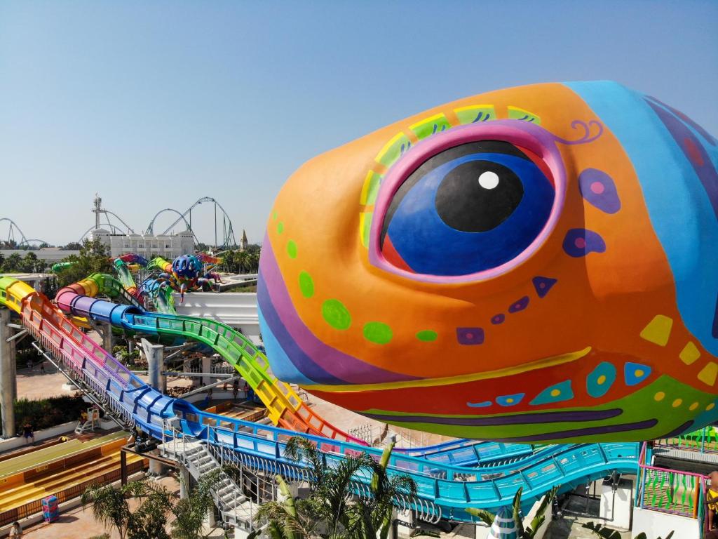 Krāsains ūdens atrakciju parks pie The Land of Legends Kingdom Hotel.