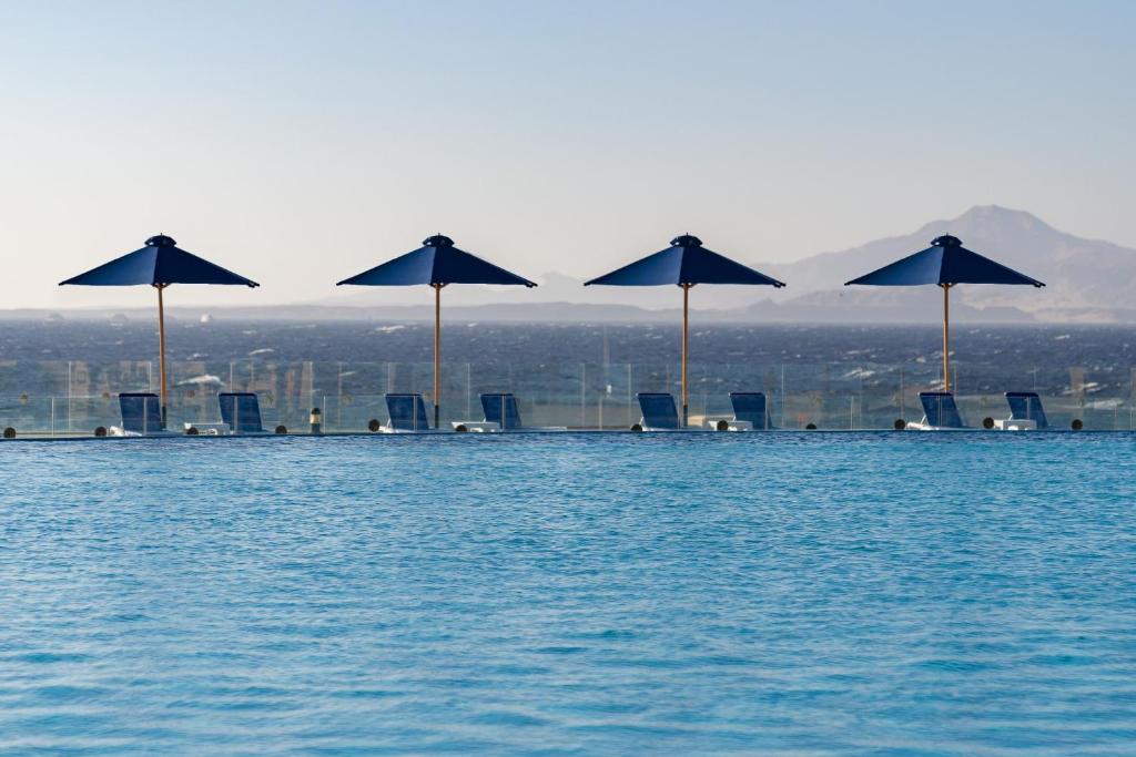 Peldbaseins ar saules krēsliem un lietussargiem pie Cleopatra Luxury Resort