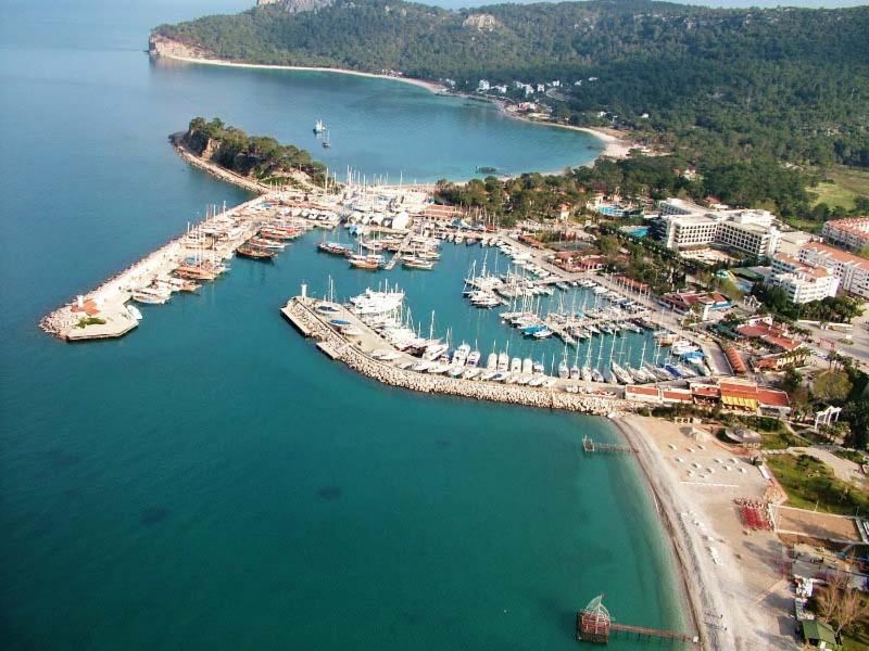 Skats uz piekrasti un ostu pie Ambassador Plaza Hotel