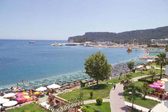 Skats uz pludmali un jūru pie Ambassador Plaza Hotel.