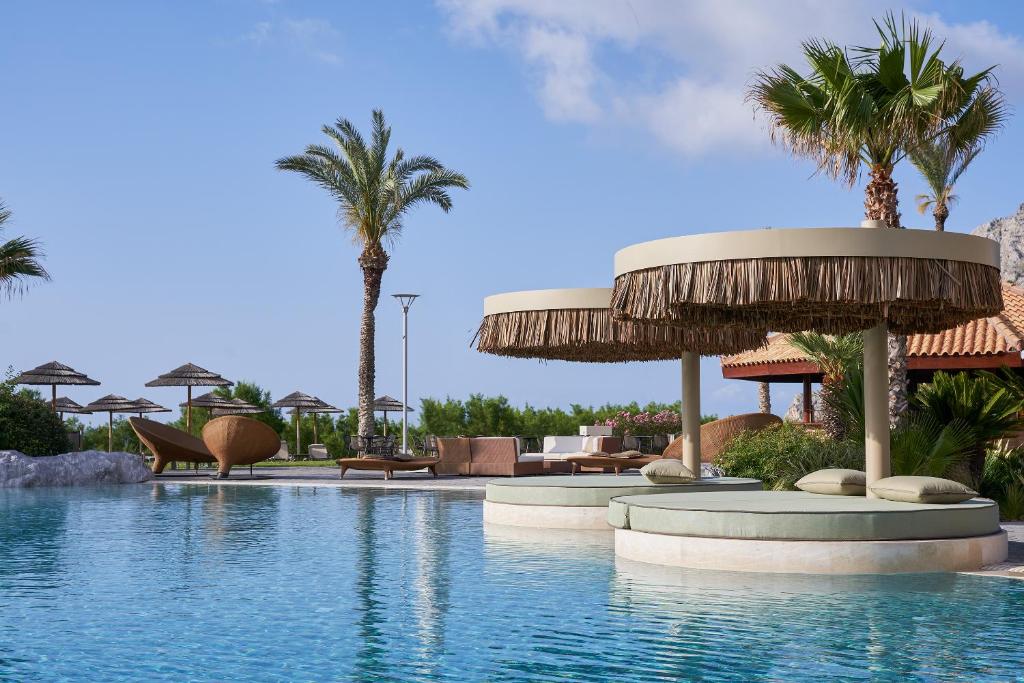 Peldbaseins piekrastē ar sauļošanās vietām Atlantica Imperial Resort.