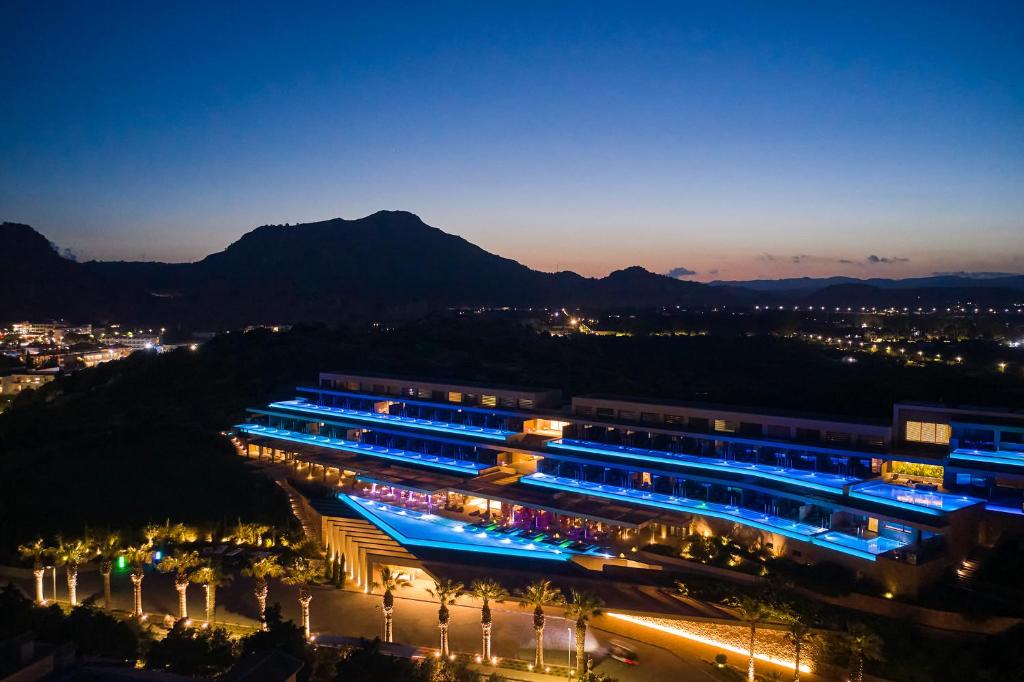 Atlantica Imperial Resort piekrastē ar krāsainām gaismām naktī