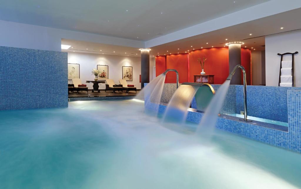 Spa zona ar relaksējošu ūdeni un masāžas strūklām.