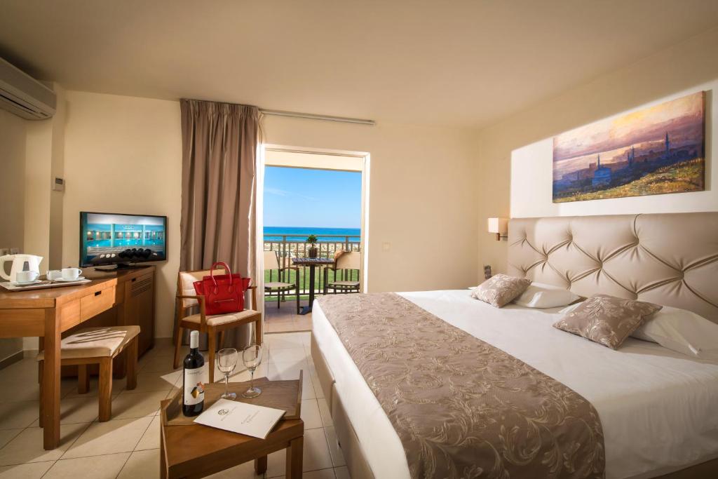 Bella Beach Hotel numurs ar skatu uz jūru un modernām ērtībām.