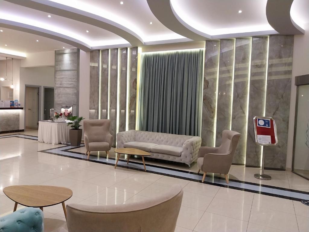 Mūsdienīgs viesnīcas Lydia Maris Resort & Spa interjers ar elegantu dīvānu un krēsliem.